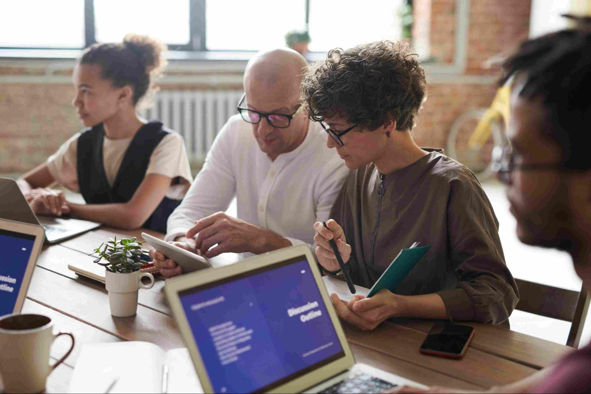 In-House vs Agency-Led HubSpot Training: What’s Best for You? 